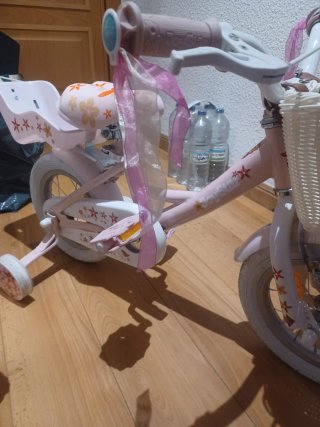 Bicicleta infantil rosa con cesta
