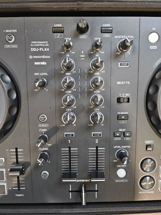 Controladora DJ Pioneer DDJ-FLX4. Muy cuidada.