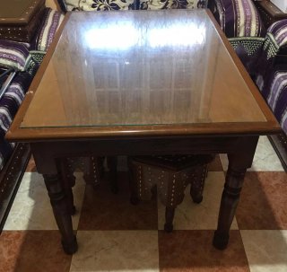 Mesa de comedor de madera y cristal