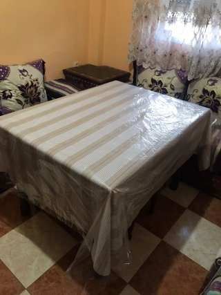 Mesa de comedor de madera y cristal