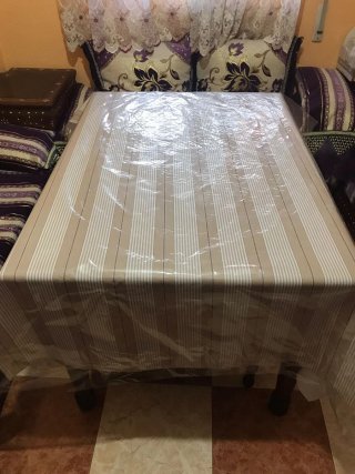 Mesa de comedor de madera y cristal