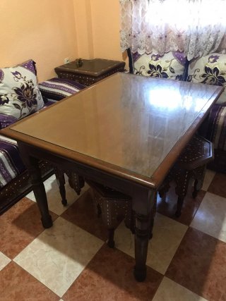 Mesa de comedor de madera y cristal