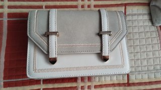 Bolso crema con detalles dorados