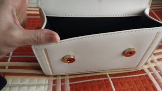 Bolso crema con detalles dorados
