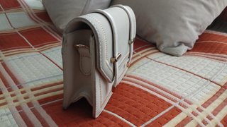 Bolso crema con detalles dorados