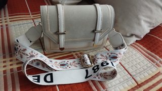 Bolso crema con detalles dorados