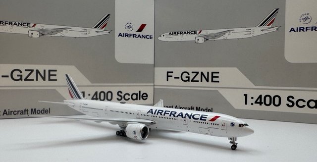 Maqueta Air France B777-300ER F-GZNE 1:400