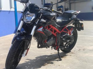 Benelli Naked Negra y Roja