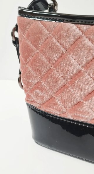 Bolso bandolera negro y rosa de charol terciopelo