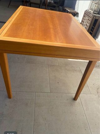 Mesa extensible y 4 sillas (se recoge en sabadell)