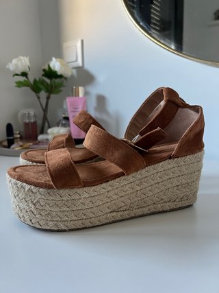 Sandalias de ante marrón con esparto