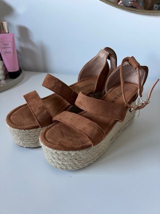 Sandalias de ante marrón con esparto