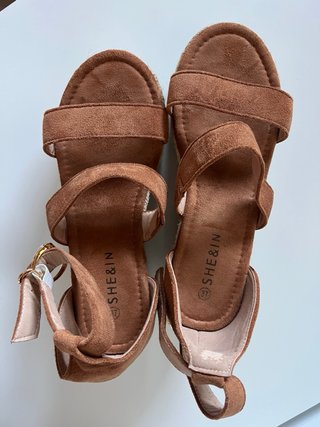 Sandalias de ante marrón con esparto