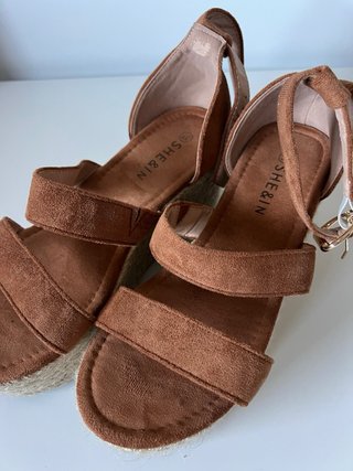 Sandalias de ante marrón con esparto