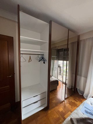 Armario puertas correderas madera y espejo