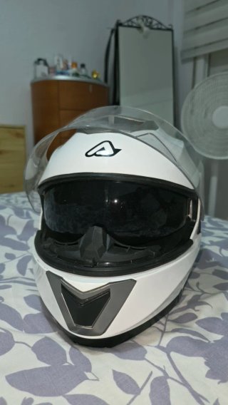 Casco de moto blanco