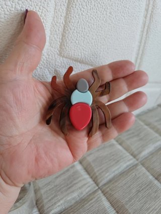 Spilla in acrilico a ragno portafortuna