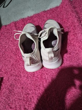 Tenis Deportivos Blancos y Rosas