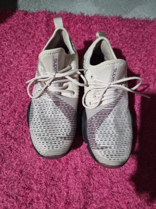 Tenis Deportivos Blancos y Rosas