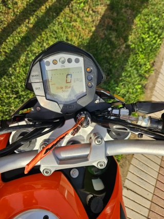 KTM Duke 125 Naked Negra y Naranja