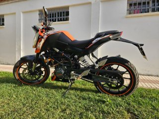 KTM Duke 125 Naked Negra y Naranja