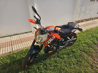 KTM Duke 125 Naked Negra y Naranja