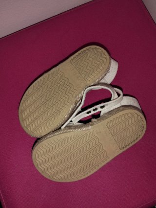 Esparto bebé niña talla 21. Marca PIO PIO.