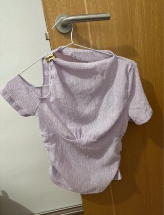Blusa lila con detalle dorado
