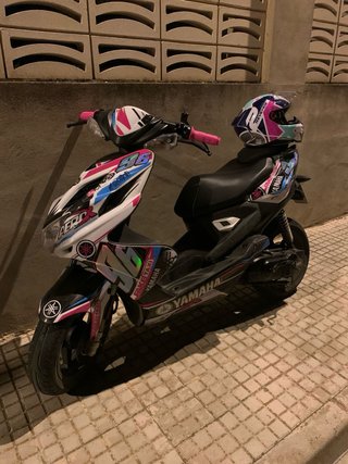 Yamaha Aerox 49cc Blanca, azul y Rosa
