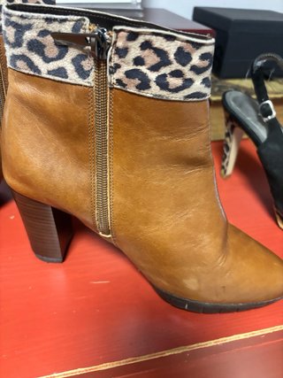 Botines de piel con estampado animal