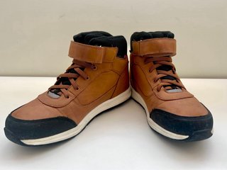 Botas waterproof marrones para niño Talla39