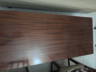 Mesa de comedor de madera oscura