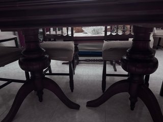 Mesa de comedor de madera oscura