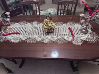 Mesa de comedor de madera oscura