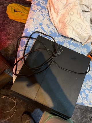 PS4 (PlayStation 4) Negra sin mando ni HDMI