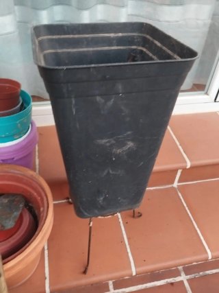 Maceta cuadrada de plástico negra