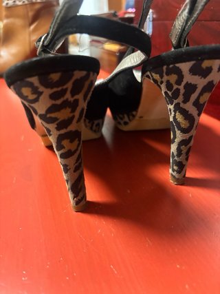 Zapatos de tacón negros con estampado animal