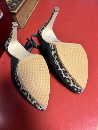 Zapatos de tacón negros con estampado animal