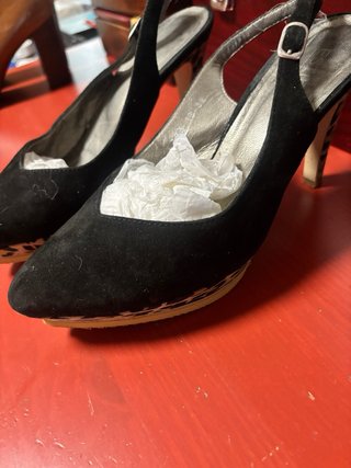 Zapatos de tacón negros con estampado animal
