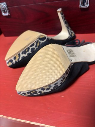 Zapatos de tacón negros con estampado animal