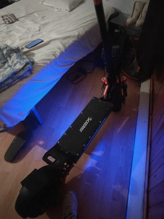 Patinete eléctrico Scooter negro y rojo