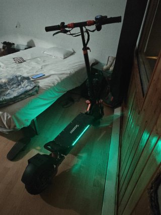 Patinete eléctrico Scooter negro y rojo