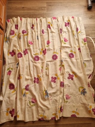 Cortina de tela con estampado floral