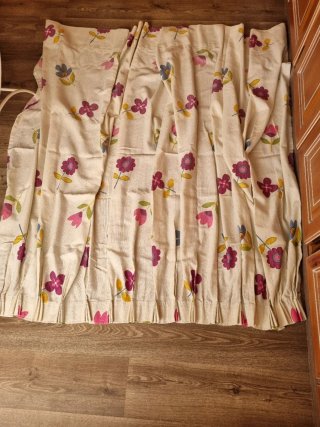 Cortina de tela con estampado floral