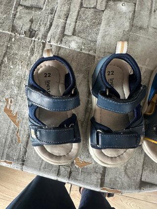 Sandalias niño azul y amarillo