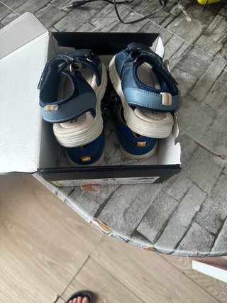 Sandalias niño azul y amarillo
