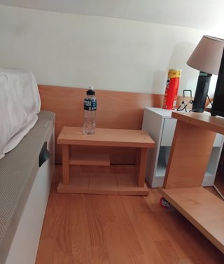 TV Sony Bravia 55", 2 mesas de madera y carbonera.