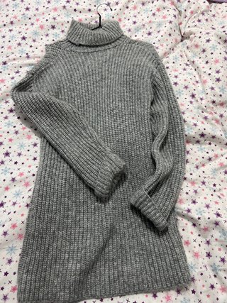Vestido de punto gris cuello alto