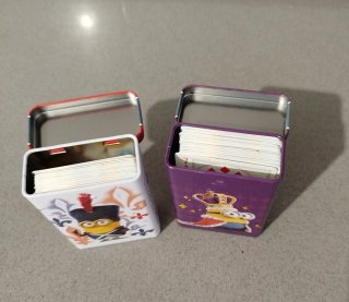 Lote 2 Barajas de Cartas Minions + Latas Metálicas