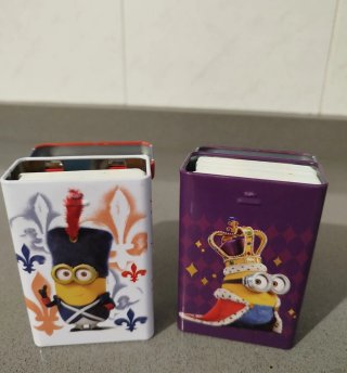 Lote 2 Barajas de Cartas Minions + Latas Metálicas